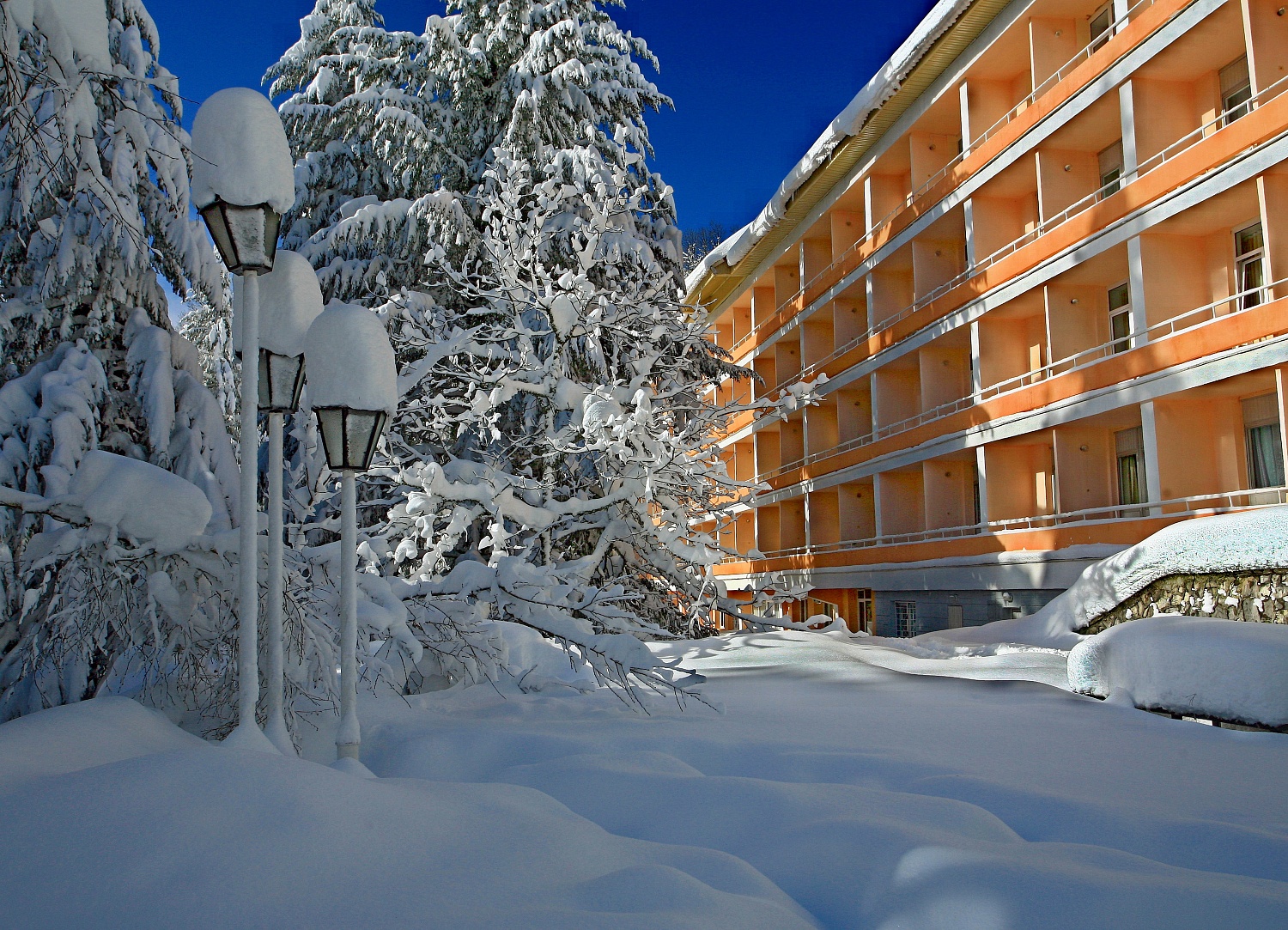 На базе отдыха "Красная поляна" горнолыжный сезон в самом разгаре, успейте забронировать путевку (больше информации по ссылке)